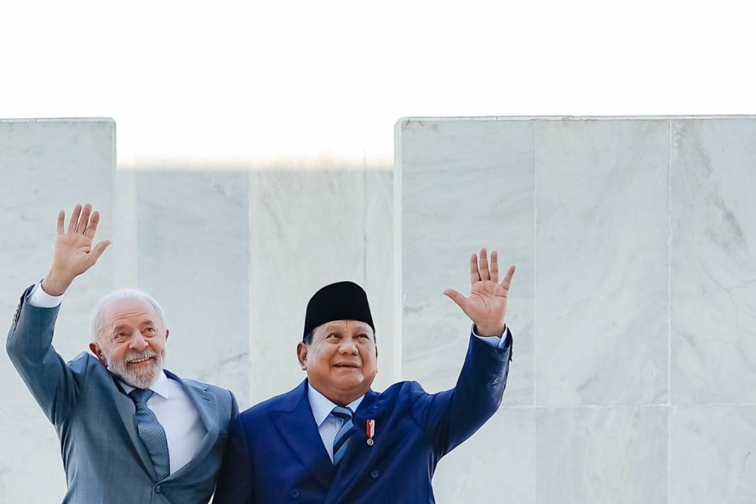 Prabowo dan Lula bersalaman sambil tersenyum di Istana Palácio do Planalto