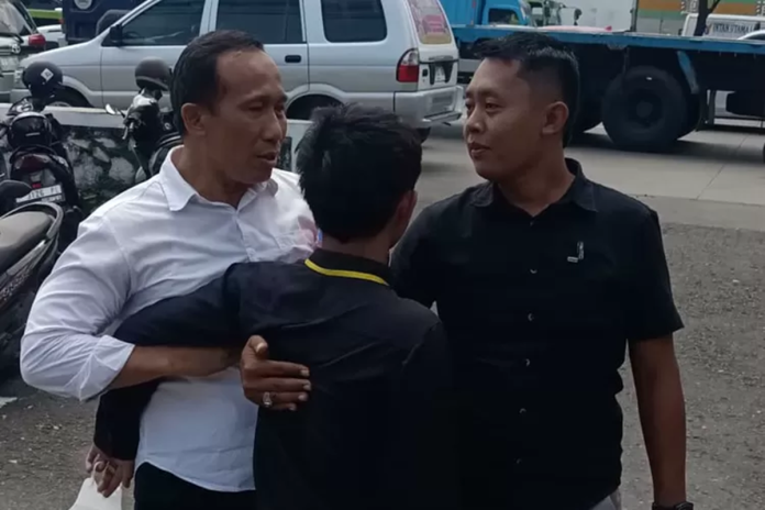 Pria Diduga Intel Sedang Mengintimidasi Saksi Pembunuhan Gamma di PN Semarang