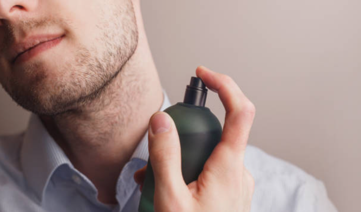 Pria mengenakan parfum