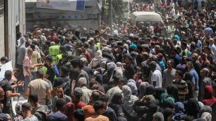 Warga Palestina saat menerima bantuan