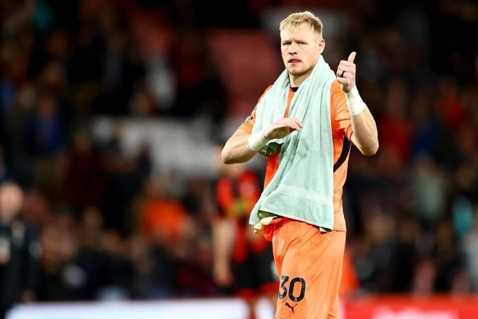 Aaron Ramsdale, kiper asal Inggris yang resmi gabung Newcastle