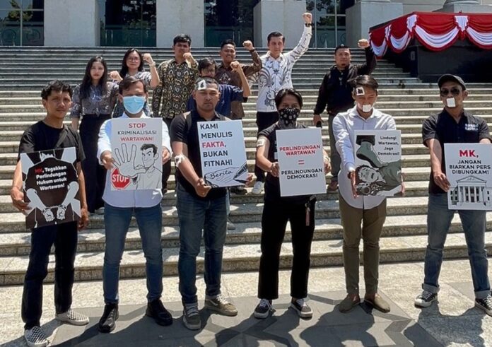 Aksi Teatrikal Iwakum di MK