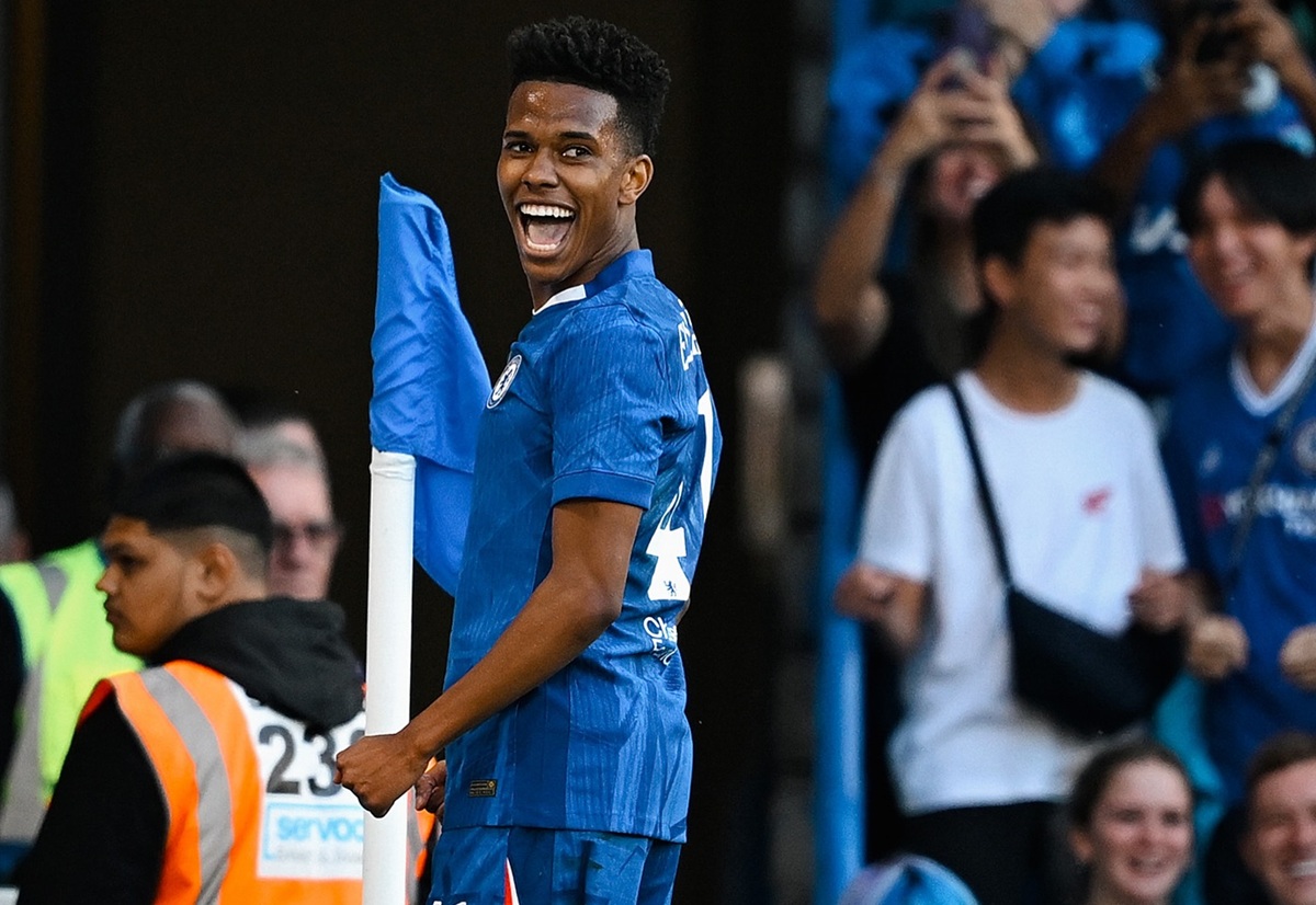 Estevio bersama Chelsea