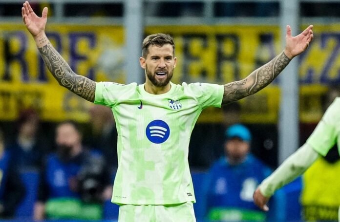 Inigo Martinez bersama Barcelona