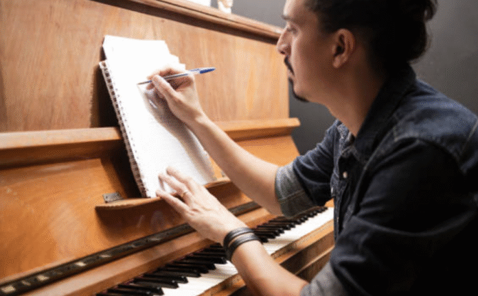 Menulis lagu