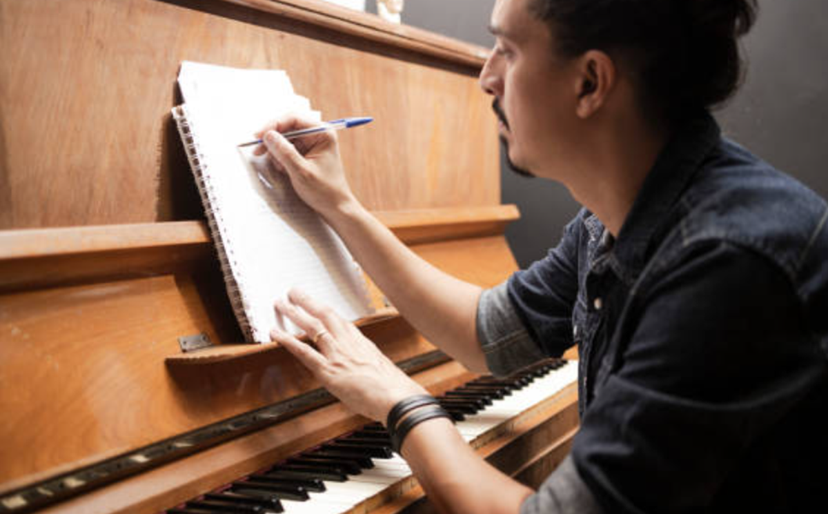 Menulis lagu