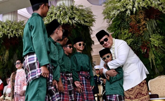Para penampil Pacu Jalur