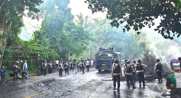 Petugas membuka blokade Jalan Hunuth Ambon
