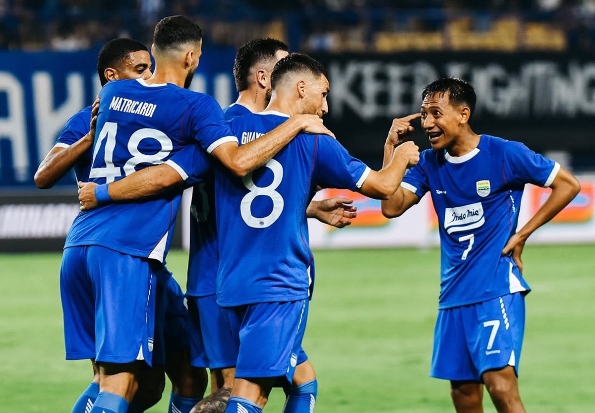 Skuad Persib Bandung saat selebrasi gol