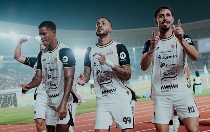 Skuad Persija saat selebrasi gol