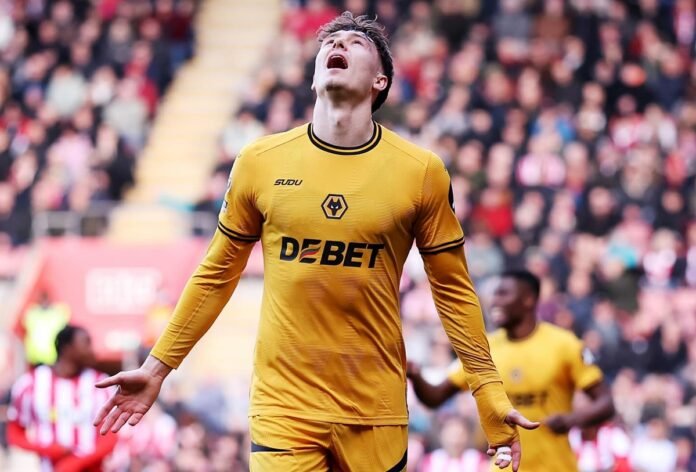 Strand Larsen bersama Wolves