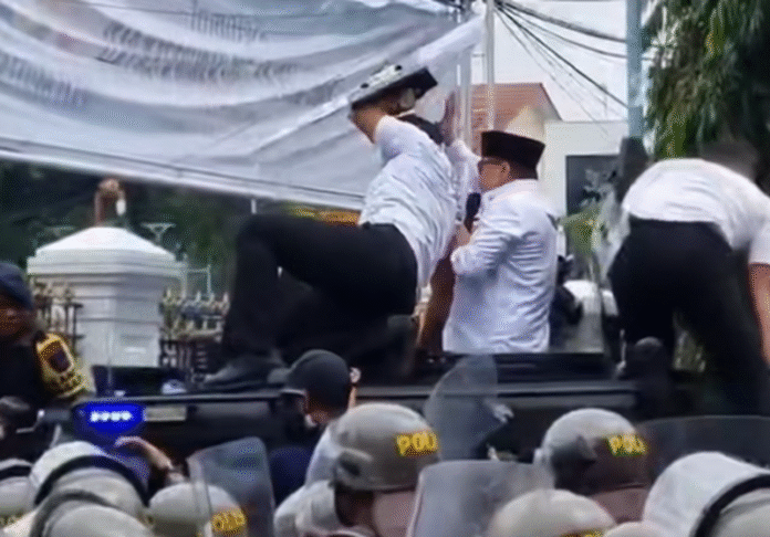 Sudewo Dilempar Botol Masyarakat