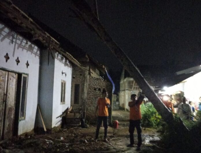 angin kencang di Serang