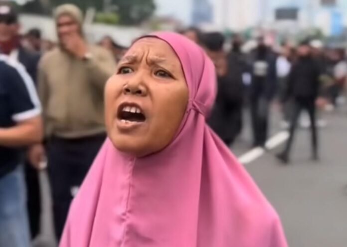 Ibu-ibu jilbab pink