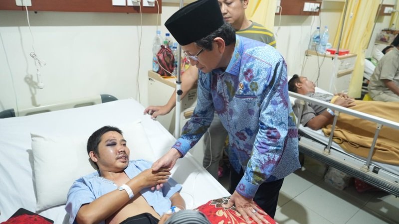 Nasaruddin Umar Jenguk Korban Kerusuhan di DPRD Makassar Hari Minggu