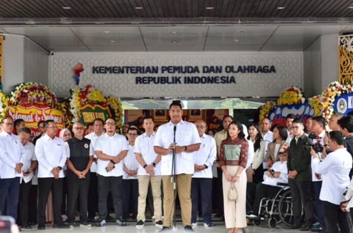 dito ariotedjo saat menyampaikan pernyataan terakhirnya di gedung kemenpora
