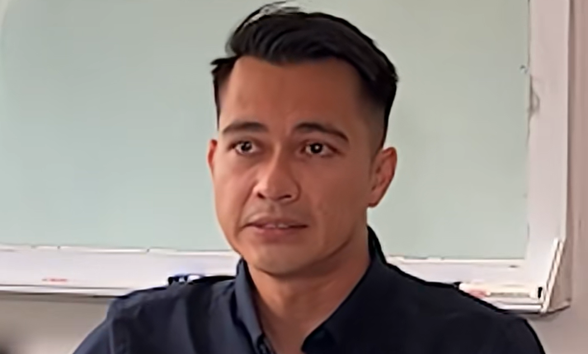 Eza Gionino menangis
