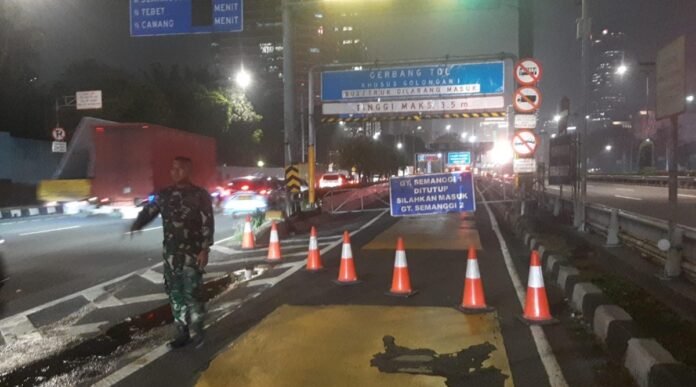 kerusakan gerbang tol dalam kota