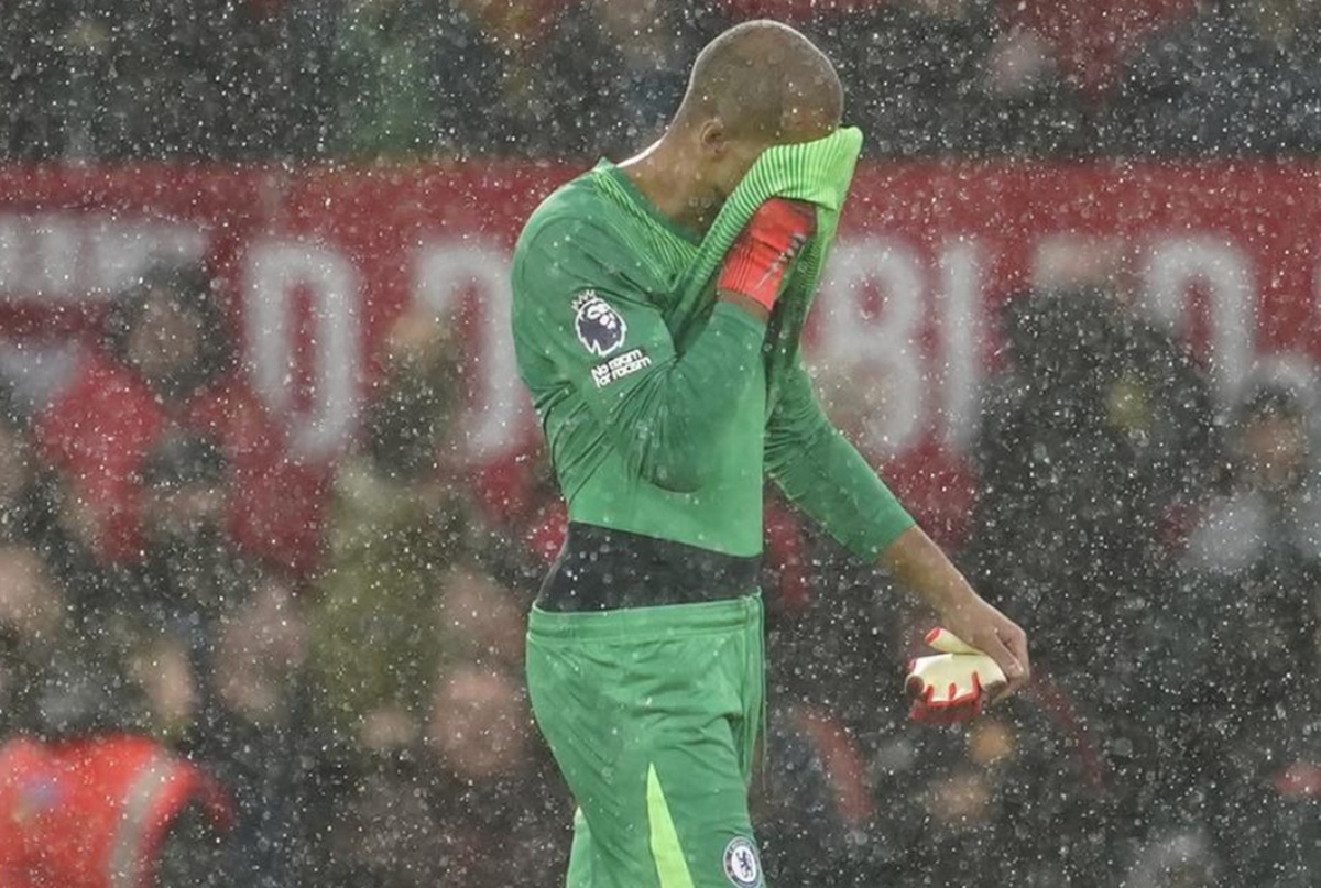 kiper chelsea robert sanchez usai dikartu merah lawan manchester united