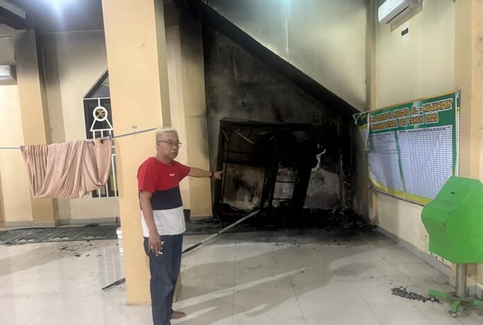 masjid al mujahidin nyaris dibakar orang tak dikenal