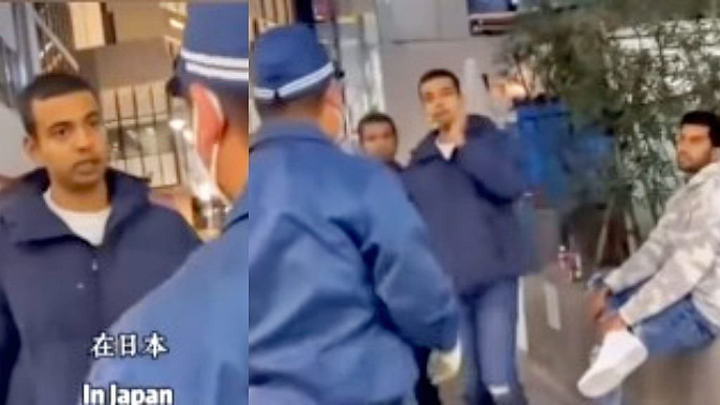 petugas sedang menegur warga india yang merokok