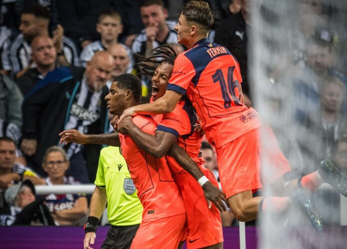 skuad barcelona saat selebrasi gol