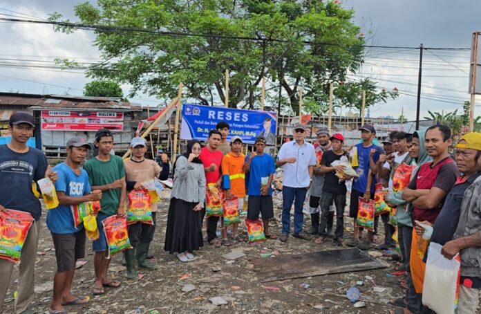 Ashabul Kahfi Berbagi Sembako Saat Reses _ HOLOPIS