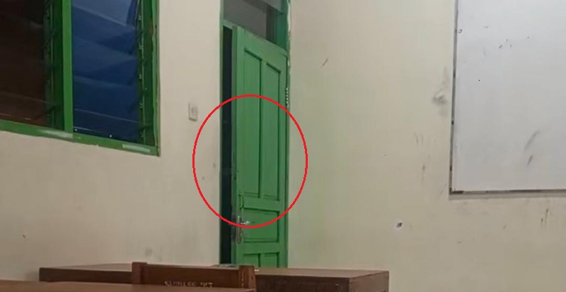 Detik-detik kejadian horor, pintu sekolah terbuka sendiri - Holopis