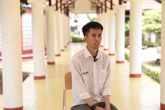Guru di Sekolah Rakyat - Holopis