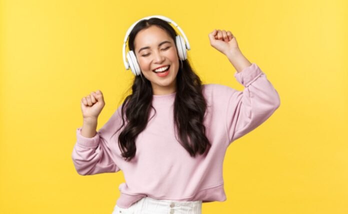 Ilustrasi perempuan mendengarkan musik