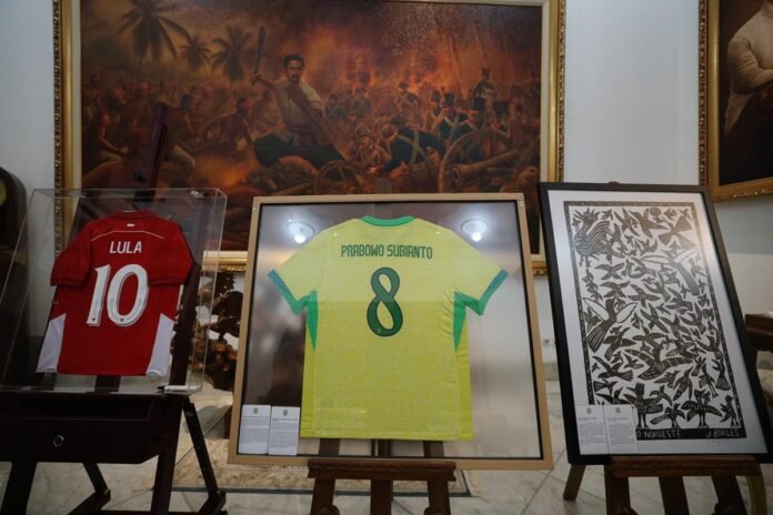 Jersey No 8 Pemberian Presiden Lula kepada Presiden Prabowo Subianto