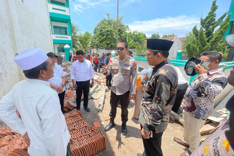 Kapolres Situbondo AKBP Rezi Dharmawan Saat Tinjau Pesantren Syekh Abdul Qodir Jaelani - HOLOPIS