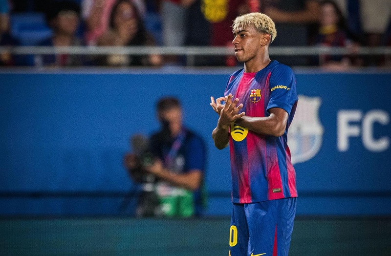 Lamine Yamal bersama Barcelona