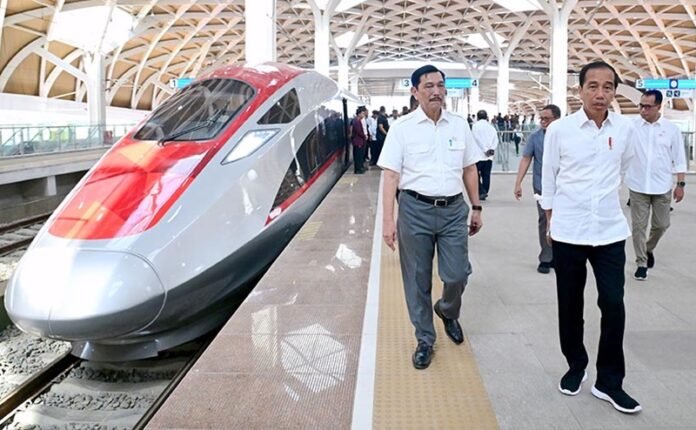 Luhut dan Jokowi Lihat Kereta Cepat Whoosh