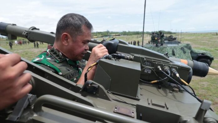 Kasad Jenderal TNI Maruli Simanjuntak cek latihan menembak Senjata Berat._HOLOPIS