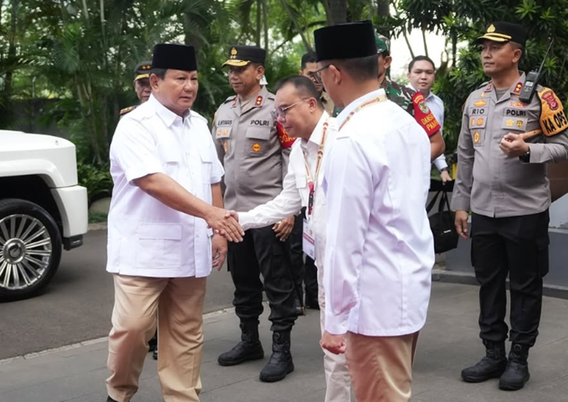 Prabowo Subianto saat bersalaman dengan Sufmi Dasco Ahmad
