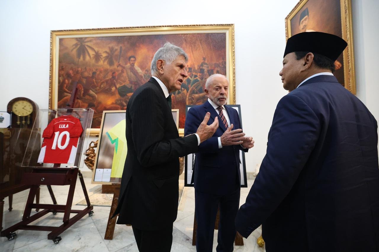 Presiden Prabowo Subianto dan Presiden Lula, beserta jersey no 8 di belakangnya