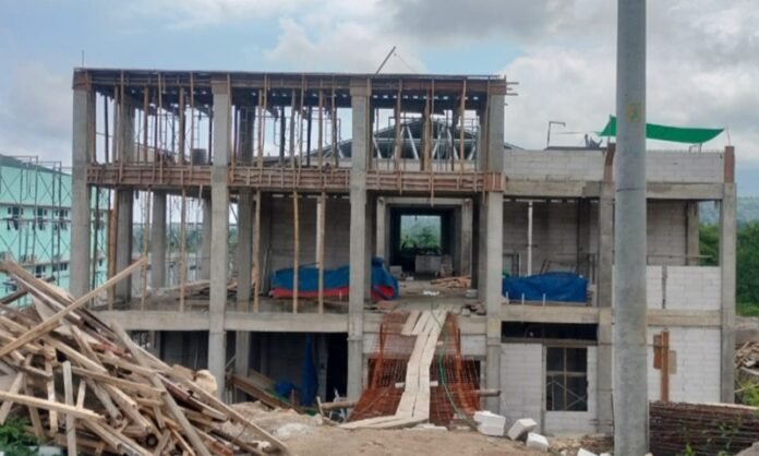 Proyek Pembangunan Ruang Rawat Inap di RSUD Borong _ HOLOPIS