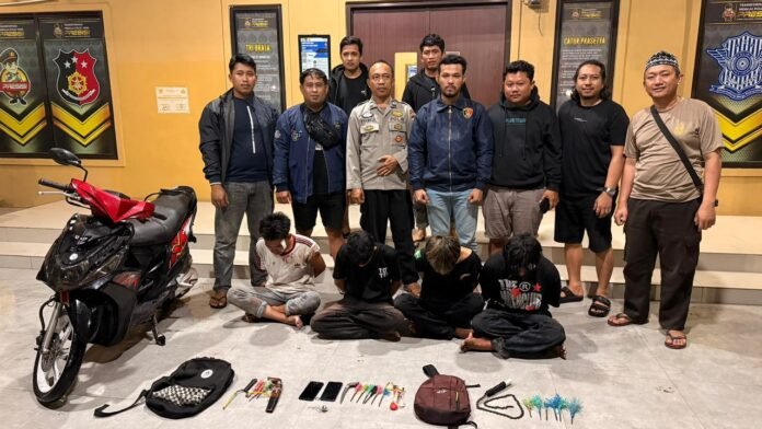 Remaja Ditangkap Membawa Busur dan Cambuk - Holopis