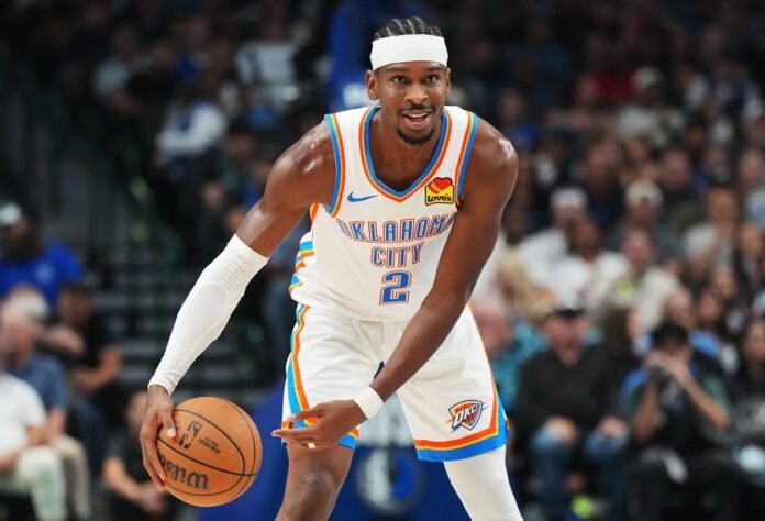 Shai Gilgeous-Alexander saat membela Oklahoma City Thunder menghadapi Dallas Mavericks pada lanjutan NBA