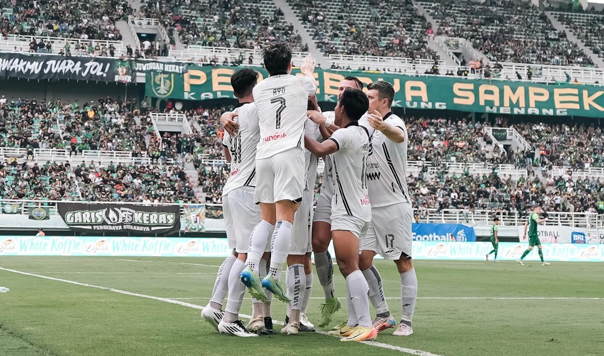 Skuad Persija saat selebrasi gol di markas Persebaya (GBT) pada pertemuan terakhirnya musim lalu