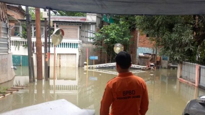 Banjir di Jakarta mulai surut._ HOLOPIS
