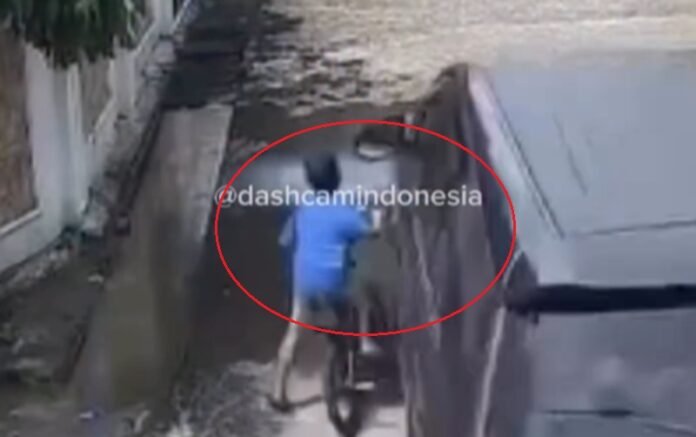 detik detik bocil terserempet mobil di pontianak