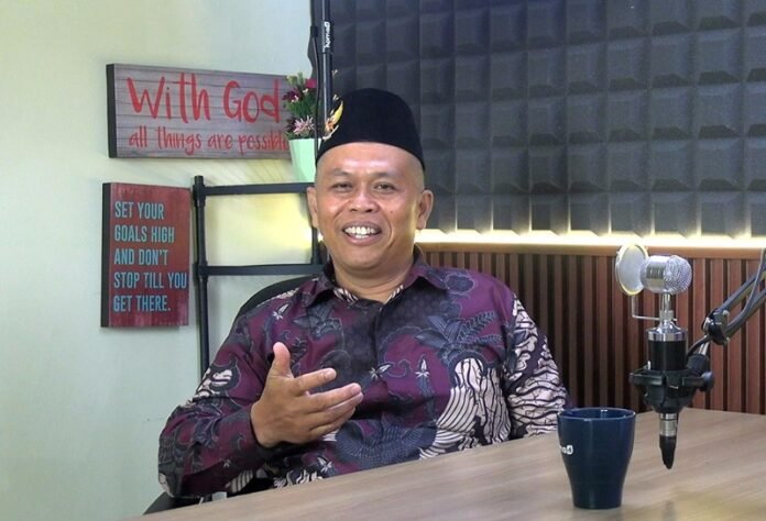direktur rumah politik indonesia fernando emas holopis