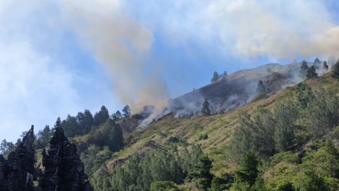 gunung batur bukit payang terbakar