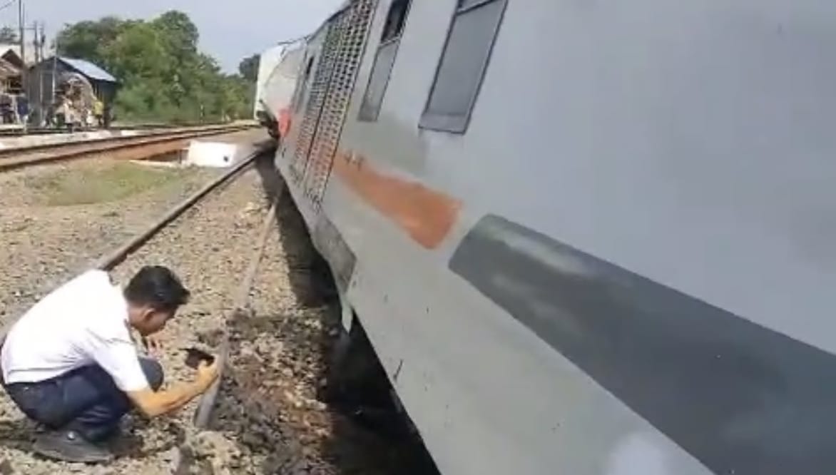 KA Purwojaya (58F) anjlok di emplasemen Stasiun Kedunggedeh, Bekasi _ HOLOPIS