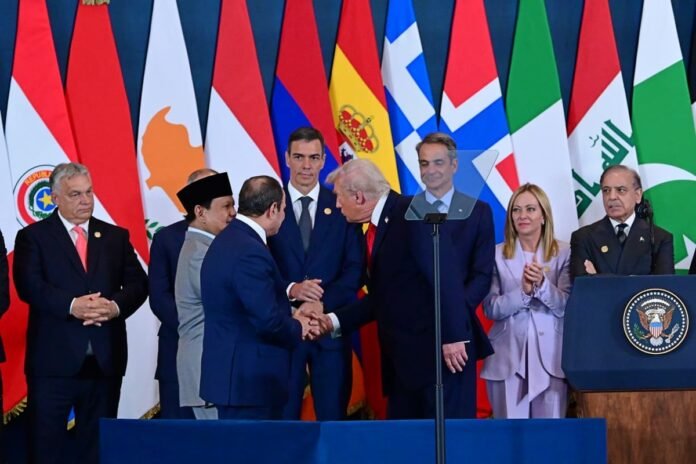 presiden donald trump jabat tangan presiden prabowo subianto di konferensi tingkat tinggi (ktt) perdamaian sharm el sheikh