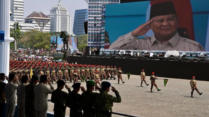 presiden prabowo menyaksikan langsung rangkaian demonstrasi dan defile pasukan di hut ke 80 tni