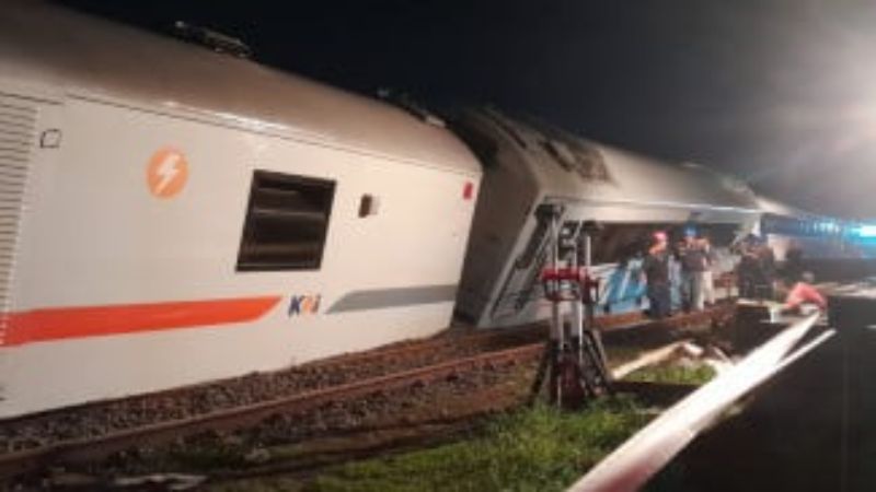 KA Purwojaya anjlok di dekat Stasiun Kedunggadeh, Bekasi, Jawa Barat._HOLOPIS