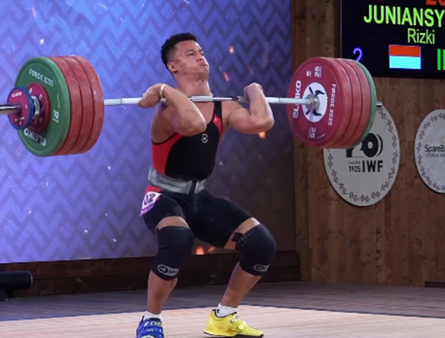rizky juniansyah sukses meraih dua medali emas sekaligus di kelas 79 kg pada iwf world championship 2025